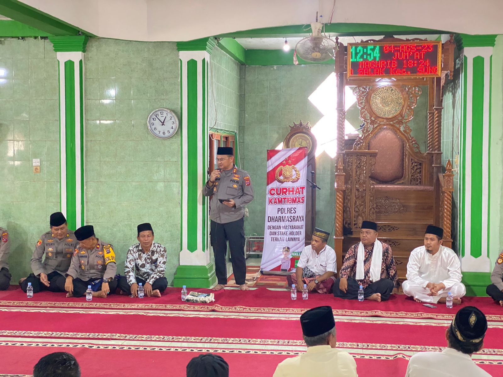 Kapolres Dharmasraya AKBP Nurhadiansyah, SIK saat menggelar Jumat Curhat di Masjid Nurul Huda.